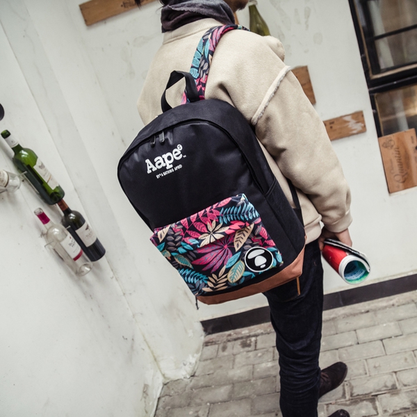 Μεγάλο ανδρικό μοντέρνο σακίδιο σε μαύρο βασικό χρώμα και χρωματιστά φύλλα στο κάτω μέρος και λαβές 