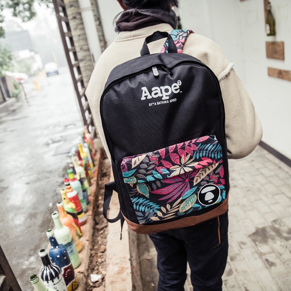 Μεγάλο ανδρικό μοντέρνο σακίδιο σε μαύρο βασικό χρώμα και χρωματιστά φύλλα στο κάτω μέρος και λαβές 