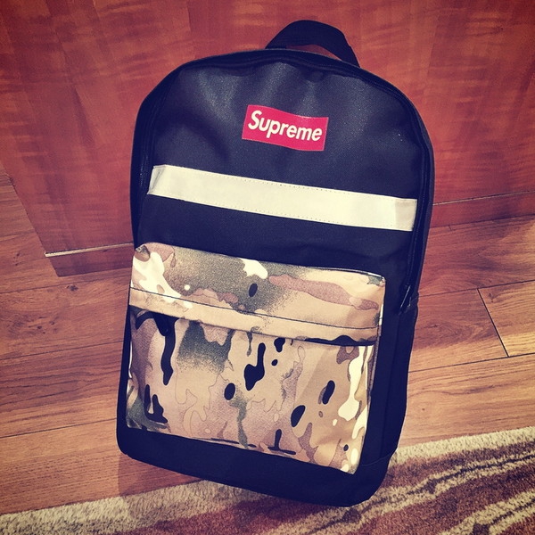 Ελαφριά άνετα σακίδια σε διαφορετικά σχέδια και χρώματα για την καθημερινή ζωή ή τουρισμό