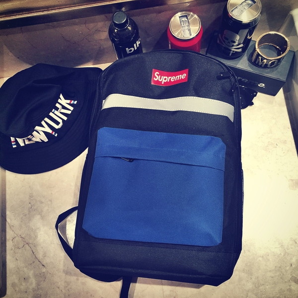 Ελαφριά άνετα σακίδια σε διαφορετικά σχέδια και χρώματα για την καθημερινή ζωή ή τουρισμό