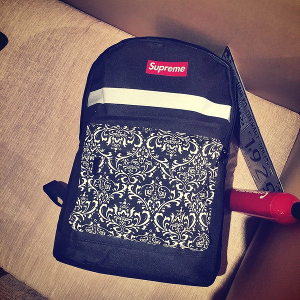 Ελαφριά άνετα σακίδια σε διαφορετικά σχέδια και χρώματα για την καθημερινή ζωή ή τουρισμό