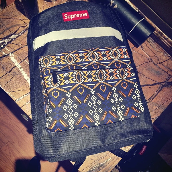 Ελαφριά άνετα σακίδια σε διαφορετικά σχέδια και χρώματα για την καθημερινή ζωή ή τουρισμό