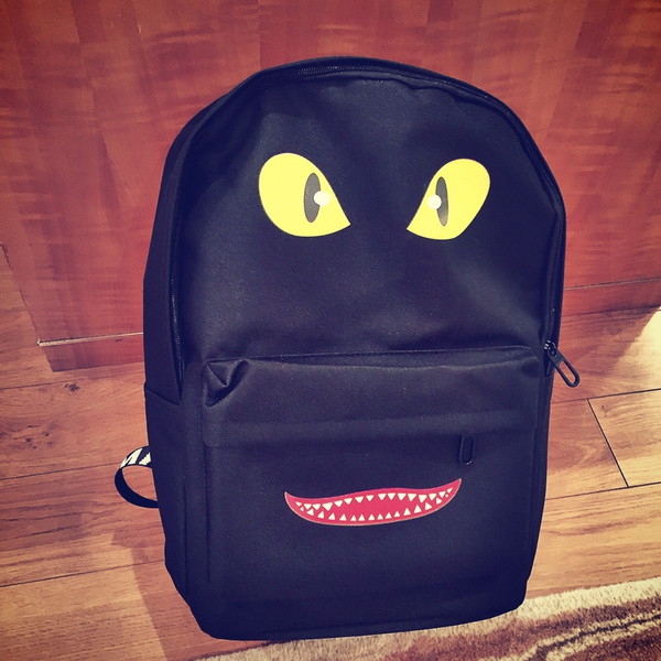 Ελαφριά άνετα σακίδια σε διαφορετικά σχέδια και χρώματα για την καθημερινή ζωή ή τουρισμό