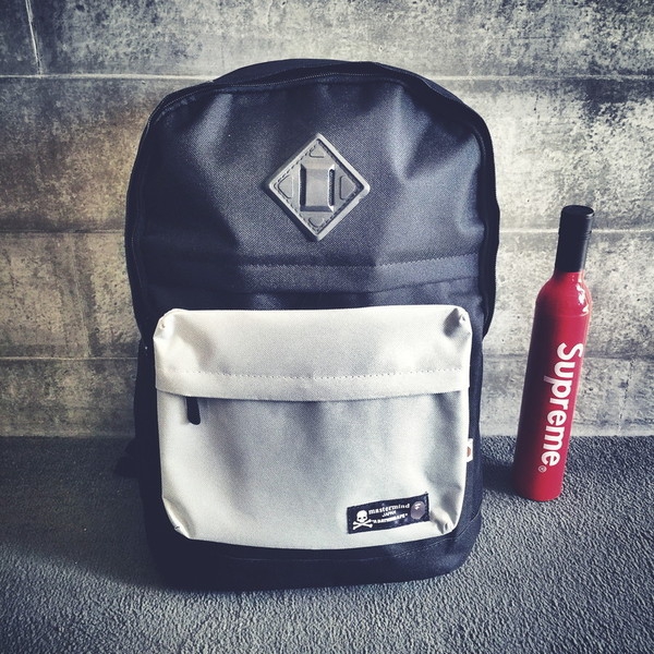 Ελαφριά άνετα σακίδια σε διαφορετικά σχέδια και χρώματα για την καθημερινή ζωή ή τουρισμό