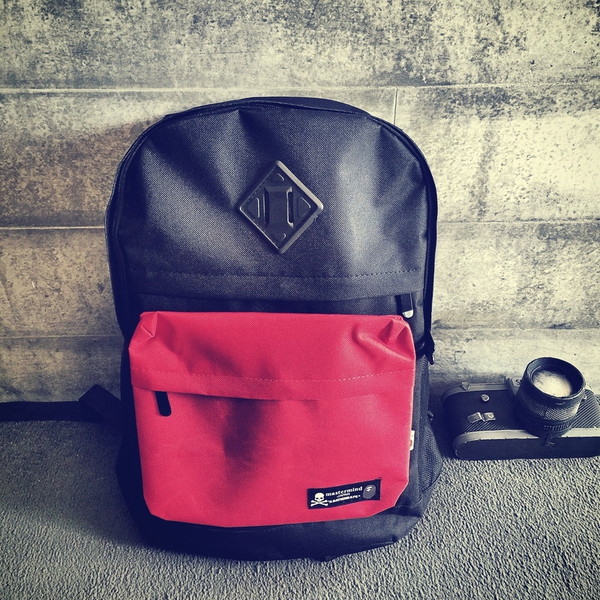 Ελαφριά άνετα σακίδια σε διαφορετικά σχέδια και χρώματα για την καθημερινή ζωή ή τουρισμό