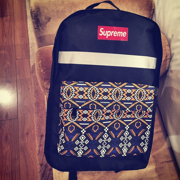 Ελαφριά άνετα σακίδια σε διαφορετικά σχέδια και χρώματα για την καθημερινή ζωή ή τουρισμό