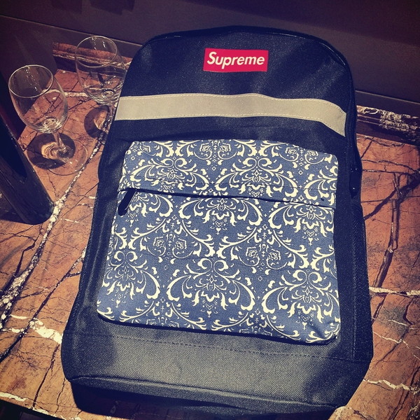 Ελαφριά άνετα σακίδια σε διαφορετικά σχέδια και χρώματα για την καθημερινή ζωή ή τουρισμό