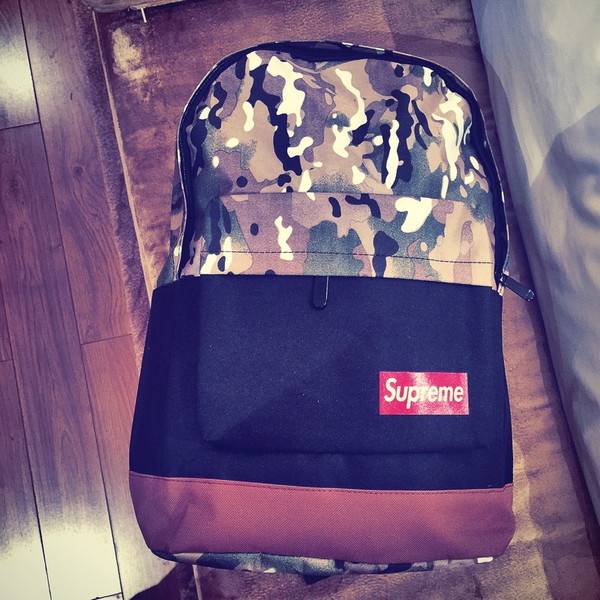 Ελαφριά άνετα σακίδια σε διαφορετικά σχέδια και χρώματα για την καθημερινή ζωή ή τουρισμό