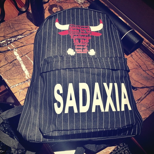 Ελαφριά άνετα σακίδια σε διαφορετικά σχέδια και χρώματα για την καθημερινή ζωή ή τουρισμό