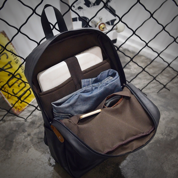 Δερμάτινα ανδρικά σακίδια  σε τρία χρώματα - γκρι, μαύρο και σκούρο μπλε χρώμα