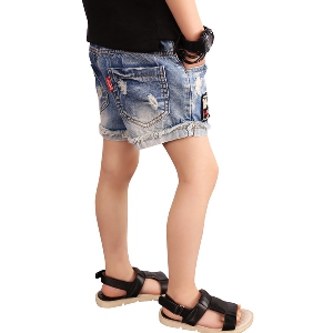 Детски къси дънкови панталони за момчета един модел.