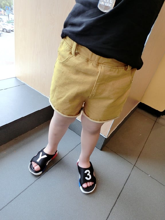 Детски цветни къси дънкови за момчета в зелен,жълт и черен цвят.