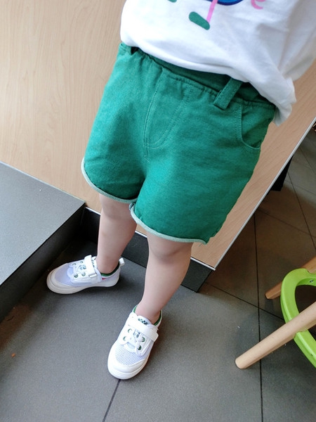 Детски цветни къси дънкови за момчета в зелен,жълт и черен цвят.