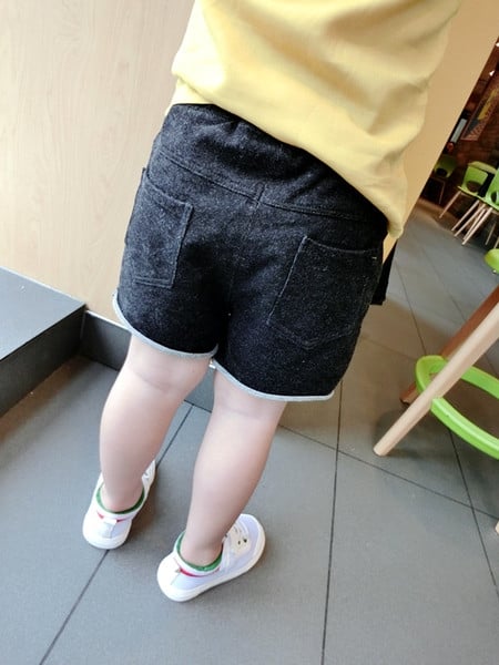 Детски цветни къси дънкови за момчета в зелен,жълт и черен цвят.