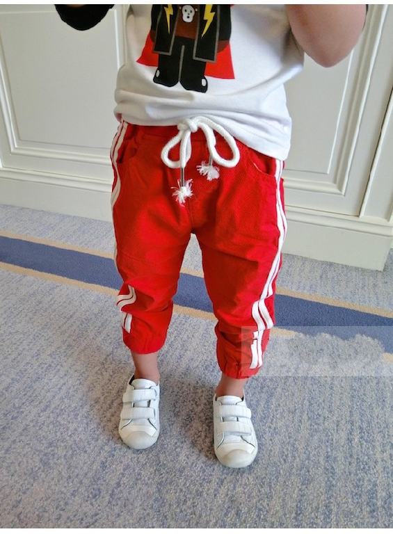 Παιδικά παντελόνια σε τρία χρώματα.