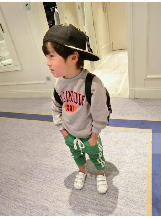 Παιδικά παντελόνια σε τρία χρώματα.