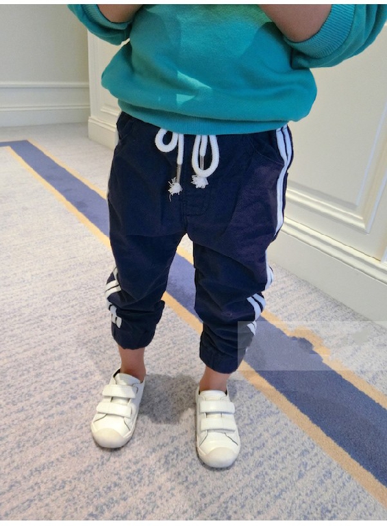 Παιδικά παντελόνια σε τρία χρώματα.