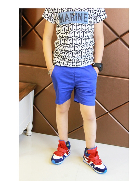 Детски къси панталони в бял и син цвят за момчета.