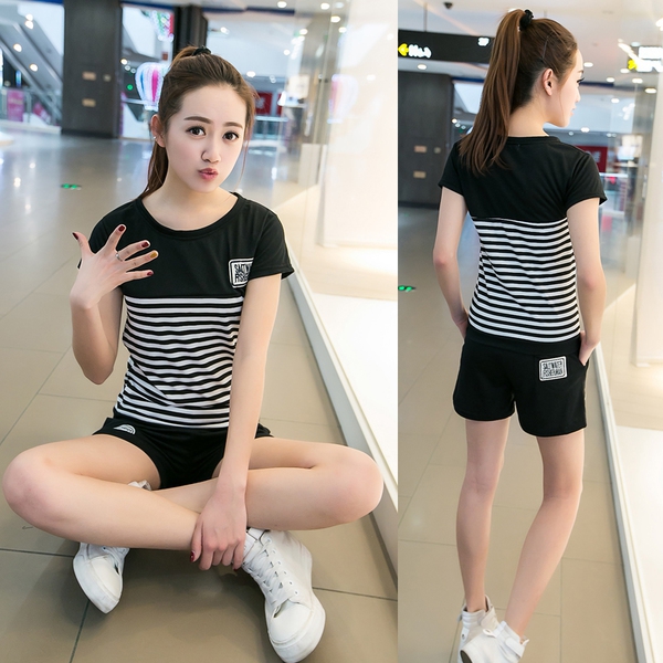 Καλοκαιρινό γυναικείο αθλητικό σετ σε τρία χρώματα.