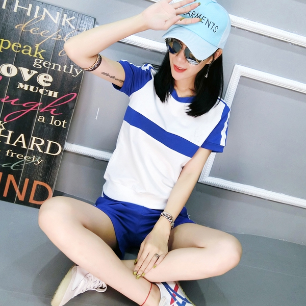 Γυναικείο αθλητικό σύνολο  από δύο κομμάτια μπλουζάκι και σορτς σε έξι χρώματα.