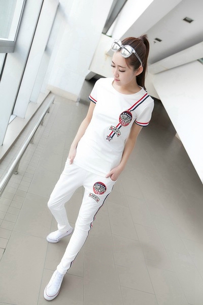 Γυναικείο αθλητικό σετ σε  μπλούζα σε τέσσερα χρώματα και αθλητικά παντελόνια.