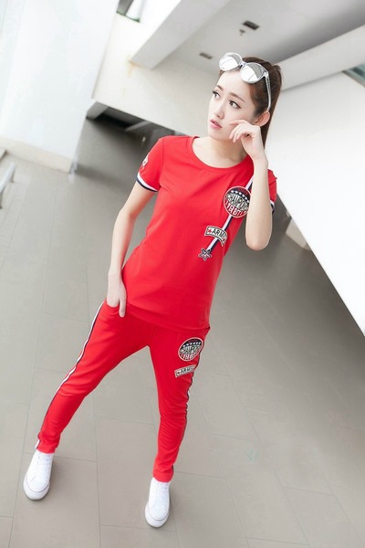 Γυναικείο αθλητικό σετ σε  μπλούζα σε τέσσερα χρώματα και αθλητικά παντελόνια.