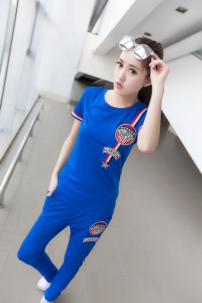 Γυναικείο αθλητικό σετ σε  μπλούζα σε τέσσερα χρώματα και αθλητικά παντελόνια.