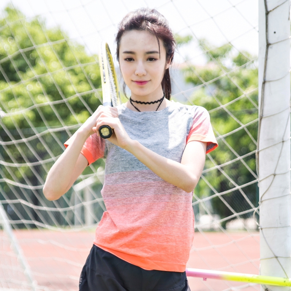 Дамска спортна тениска с преливащи цветове : за тенис бягане или друг спорт