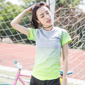 Дамска спортна тениска с преливащи цветове : за тенис бягане или друг спорт