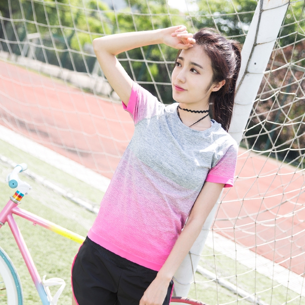 Γυναικεία αθλητικά T-shirts με ρέοντα χρώματα: για τένις ή άλλα αθλήματα