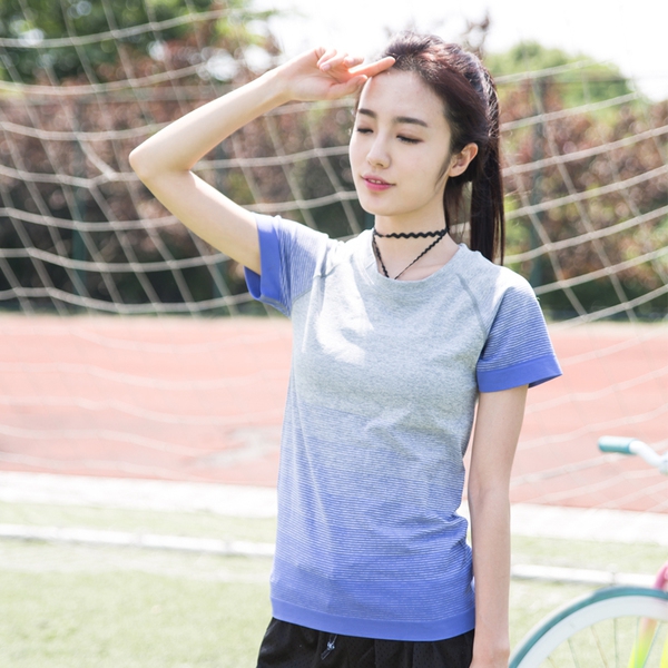 Γυναικεία αθλητικά T-shirts με ρέοντα χρώματα: για τένις ή άλλα αθλήματα