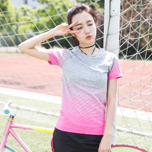 Γυναικεία αθλητικά T-shirts με ρέοντα χρώματα: για τένις ή άλλα αθλήματα