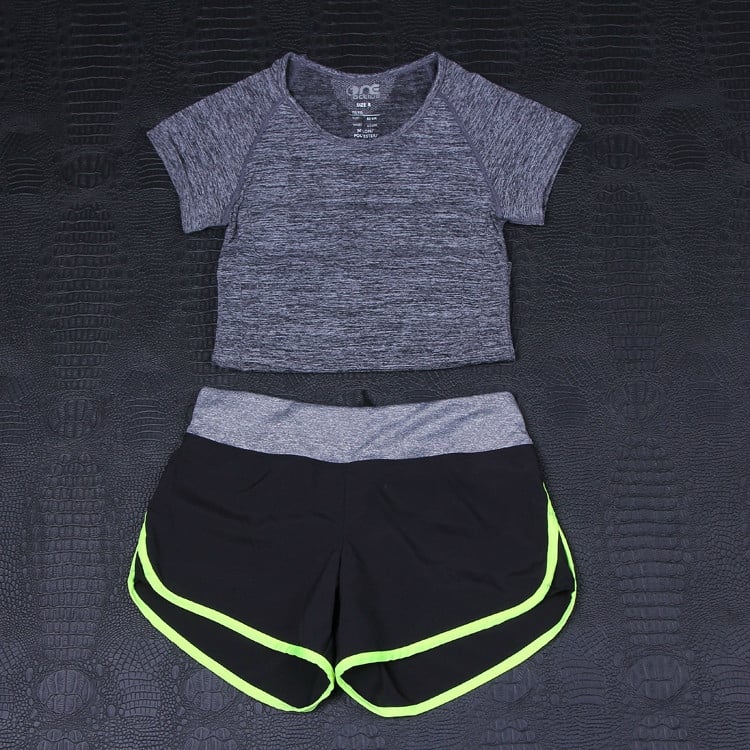 Γυναικεία αθλητικά σύνολα σορτς και T-shirts  με κοντό μανίκι