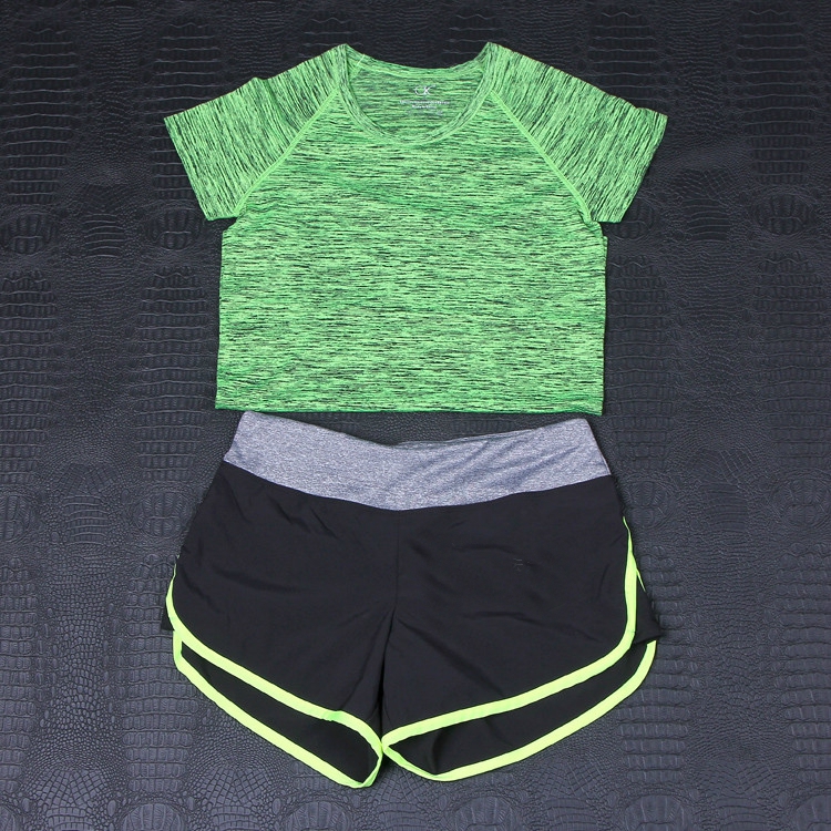 Γυναικεία αθλητικά σύνολα σορτς και T-shirts  με κοντό μανίκι