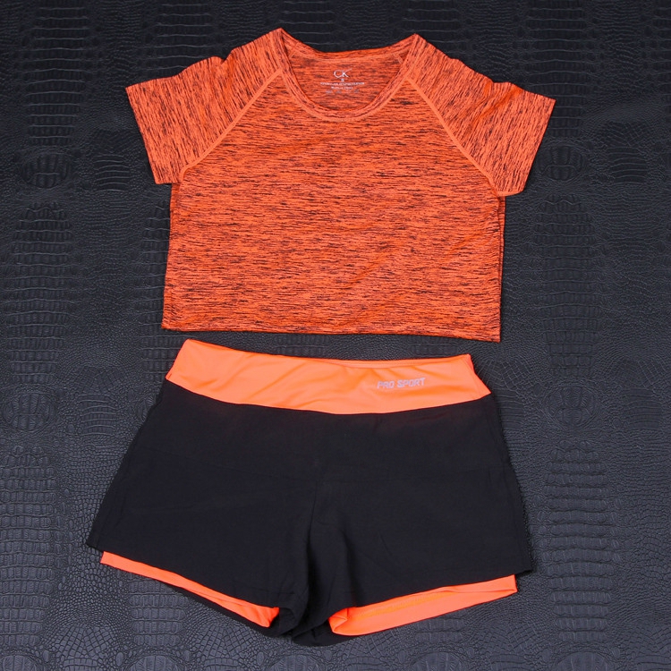Γυναικεία αθλητικά σύνολα σορτς και T-shirts  με κοντό μανίκι