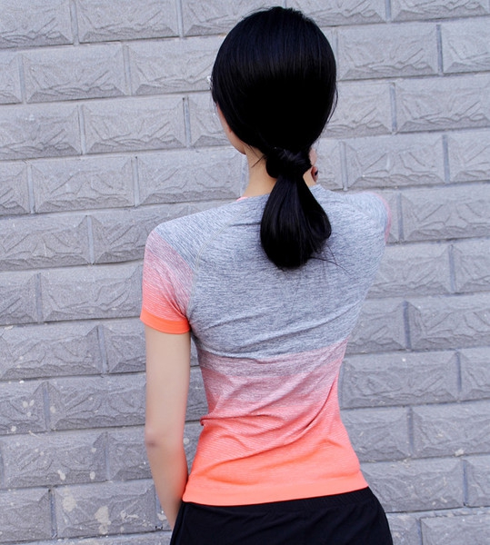 Γυναικεία αθλητικά μπλουζάκια σε μοβ, ροζ, πορτοκαλί, μαύρο, πράσινο και μπλε χρώμα