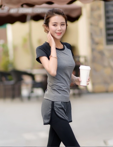 Γυναικείες T-shirts για τη άνοιξη και το καλοκαίρι με κοντά μανίκια  σε ροζ, γκρι, μαύρο χρώμα - κορυφαία μοντέλα από  πολυεστέρ