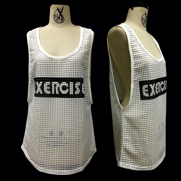 Γυναικείο αθλητικό αμάνικο σε λευκό και μαύρο χρώμα