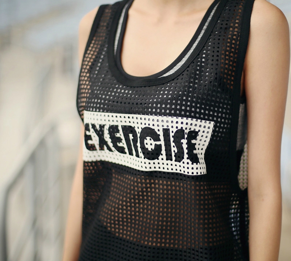 Γυναικείο αθλητικό αμάνικο σε λευκό και μαύρο χρώμα