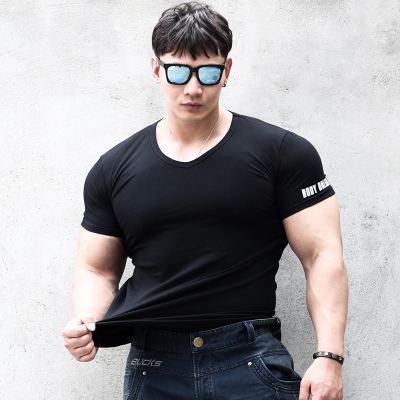 Αθλητικό ανδρικό μπλουζάκι με γιακά σε σχήμα V σε μπλε, πορτοκαλί, λευκό, κόκκινο, κίτρινο και μαύρο χρώμα