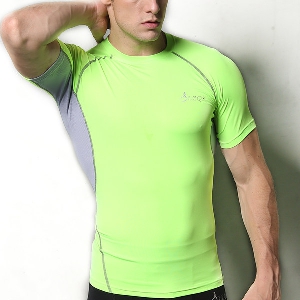 Αθλητικό και ελαστικό ανδρικό μπλουζάκι σε γκρι, λευκό, μαύρο και πράσινο χρώμα