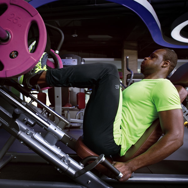 Ανδρικά αθλητικά μπλουζάκια σε μπλε, πράσινο, λευκό, κόκκινο και μαύρο χρώμα