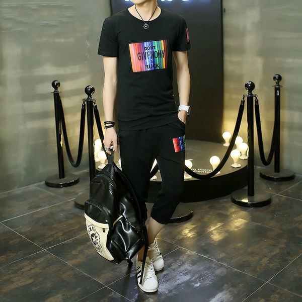 Ανδρικό αθλητικό σετ - με μαύρα παντελόνια μέχρι το γόνατο και ένα μπλουζάκι με ασπρόμαυρη εκτύπωση