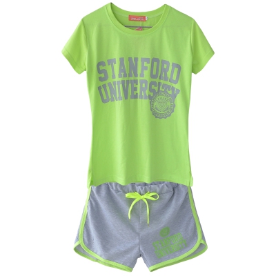 Три модела летни дамски спортни екипи.