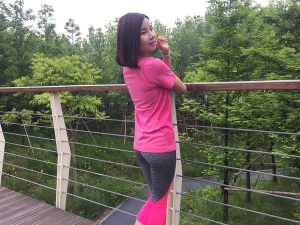 Γυναικείο αθλητικό T-shirt με κοντό μανίκι σε μοβ, ροζ, μπλε, γκρι χρώμα