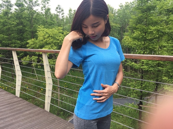 Γυναικείο αθλητικό T-shirt με κοντό μανίκι σε μοβ, ροζ, μπλε, γκρι χρώμα