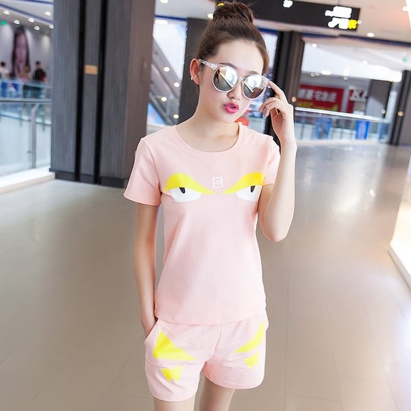 Осем различни спортни дамски екипа.