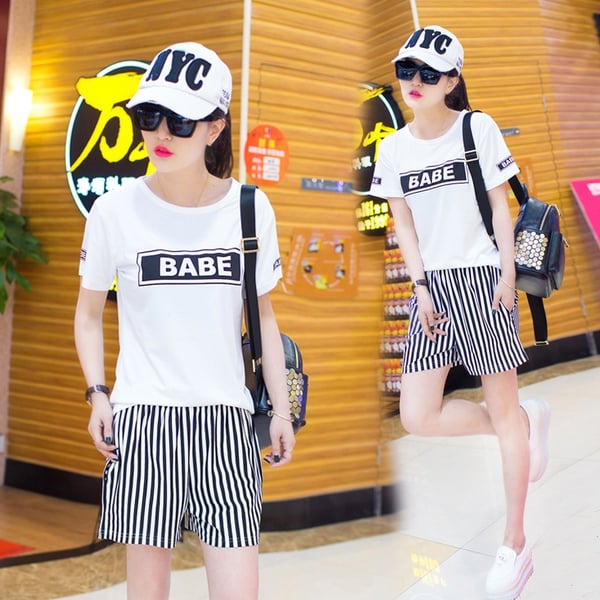 Осем различни спортни дамски екипа.