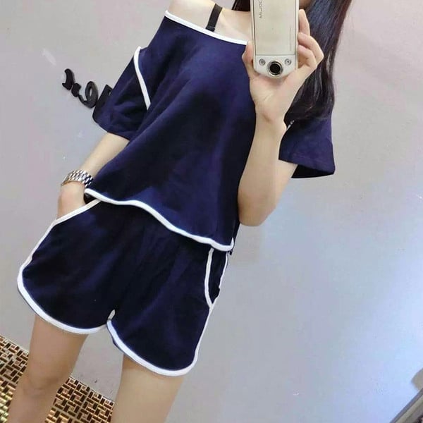 Осем различни спортни дамски екипа.