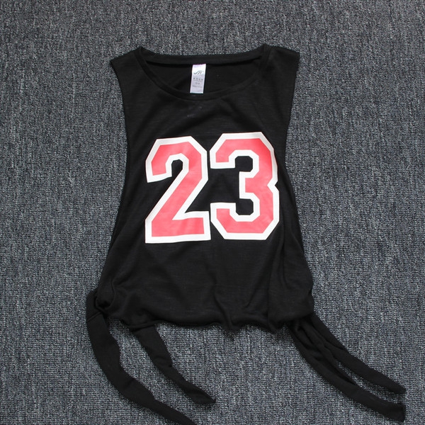 Γυναικείο ανοιχτό και άνετο φανελάκι καλοκαιρινό για σπορ με ασπρόμαυρες συνδέσεις Αριθμός 23